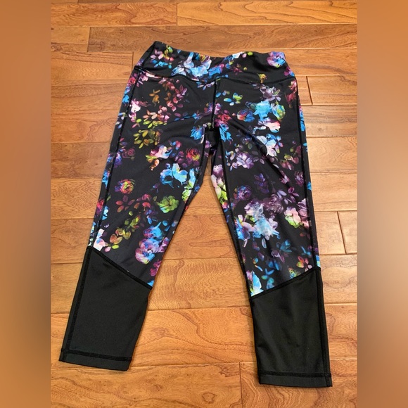 Bundle of 4 workout leggings. Size Medium - Picture 12 of 14